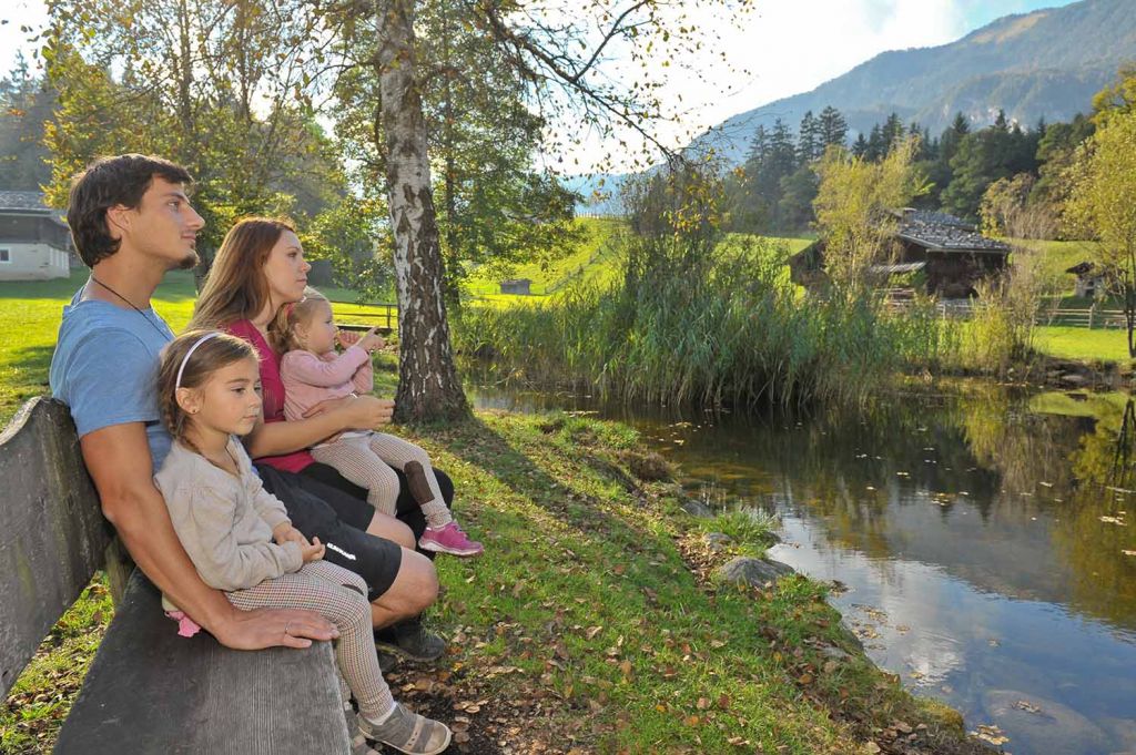 Raus in die Natur - Das Freilichtmuseum hat eine Menge Platz und viel Natur, in der Du Dich bewegen kannst.  - © Musem Tiroler Bauernhöfe / G. Grießenböck